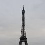 Blick vom Place du Trocadero auf la tour Eiffel. Grau in grau irgendwie weniger imposant als erwartet.