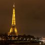 Der hell erleuchtete Eiffelturm. Bei Nacht sieht er doch sehr imposant aus.
